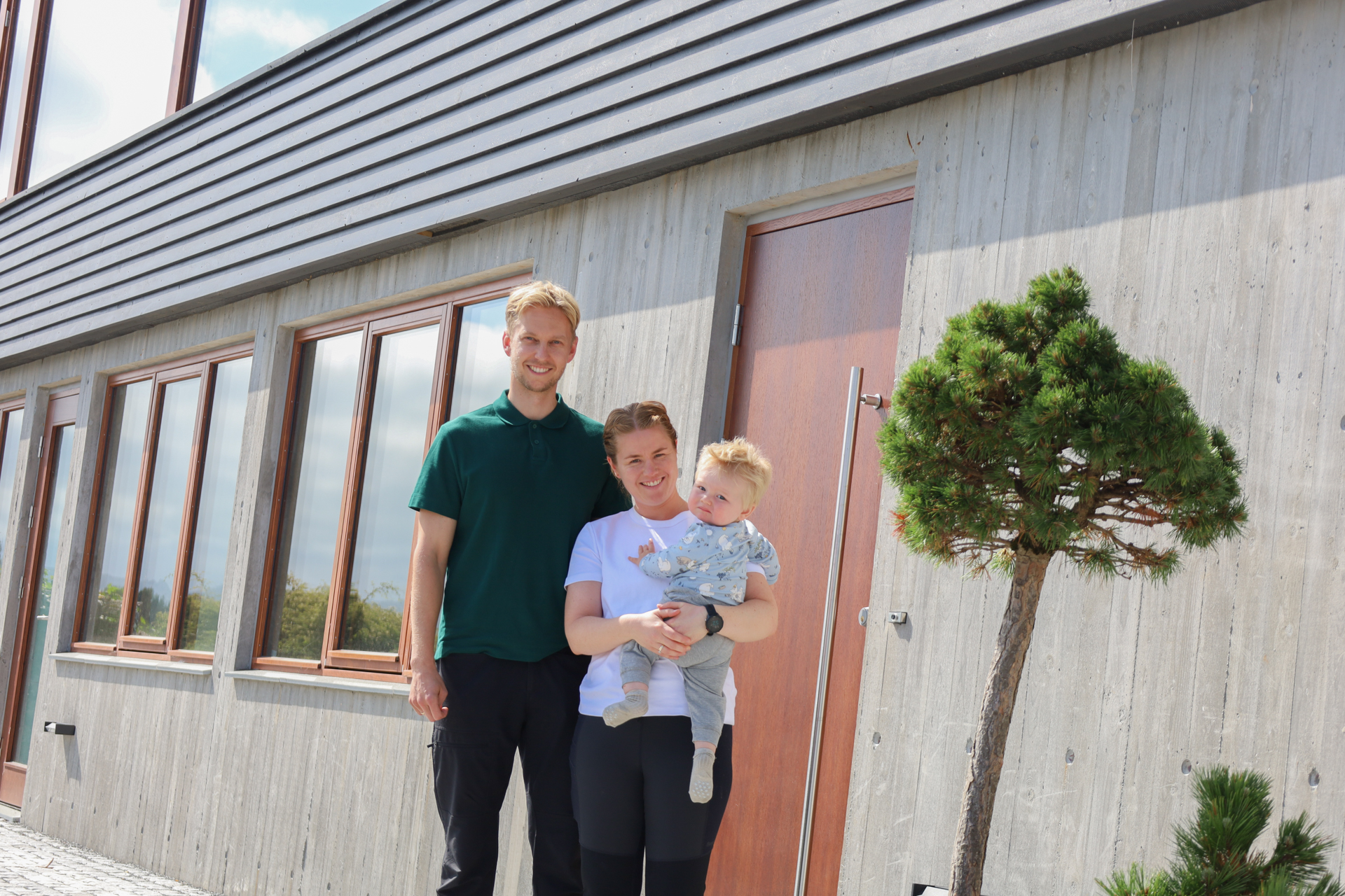 madlabolig Totalrenovert, svartmalt bolig fra 1959 med runde vinduer, på Madla i Stavanger.